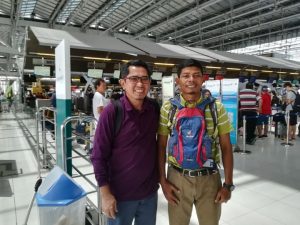 Bergambar Bersama Ahmad Tour Guide Kami Di Bangkok
