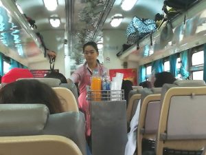 Pramugari Menjual Makanan Di Atas Tren