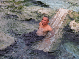 Berenang Bersama Runtuhan Tiang Rom Di Sebahgian Kompleks Hieropolis