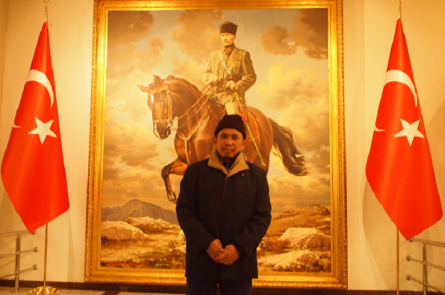 Bergambar Dihadapan Maqam Mustafa Kamal At Taturk Di Ankara