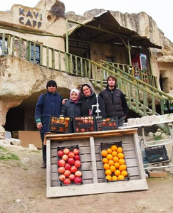 Di Hadapan Sebuah Cave Cafe Capadocia