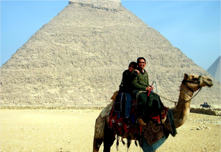 Dihadapan Piramid Giza