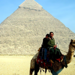 Menaiki Unta Di Hadapan Piramid