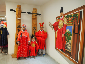 3 Beradik Berpakaian Han Bok Korea Trip