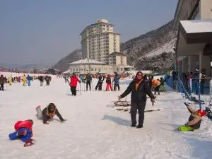 Anak Anak Bermain Salji Di Sekitar Ski Resort Korea Trip