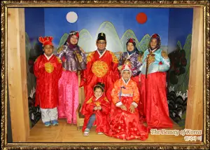 Bergambar Bersama Famili Berpakaian Han Bok Korea Trip