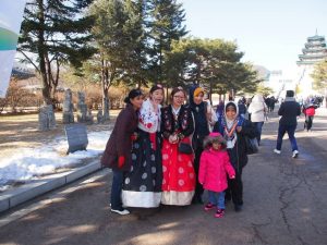 Bergambar Bersama Mereka Yang Berpakaian Tradisional Korea Trip Korea