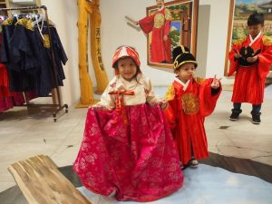 Bergaya Dengan Han Bok Semasa Trip Korea