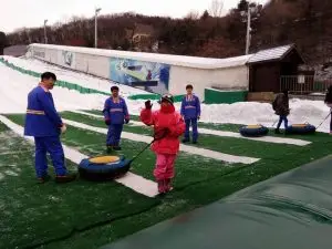 Bermain Gelongsor Salji Di Taman Tema Everland Semasa Trip Korea