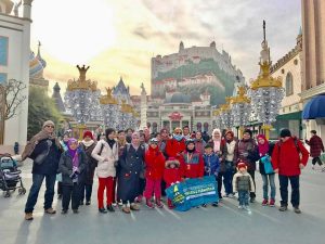 Di Hadapan Taman Tema Everland Semasa Trip Korea