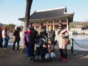 Di Hadapan Traditional Hanok Village Seoul semasa Korea Trip