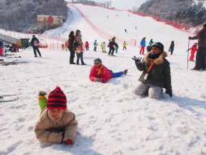 Mereka Bergembira Bermain Salji Korea Trip