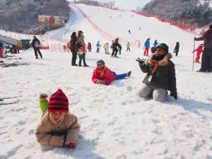 Mereka Bergembira Bermain Salji Korea Trip