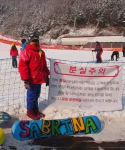 Sabrina Bergambar Dengan Papan Salji Yang Tertulis Nama Dia Korea Trip