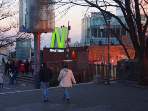 Berjalan masuk ke Gate Seoul Tower Trip Korea